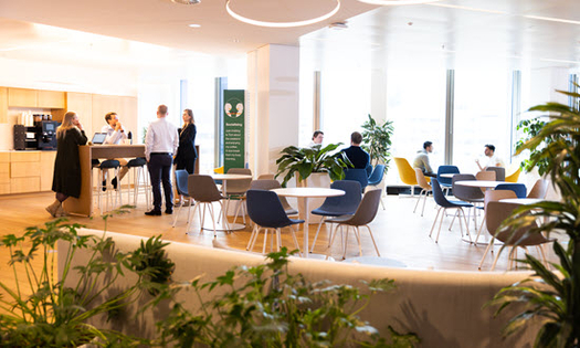 Collega's komen samen in de lunchroom van Novartis in Nederland